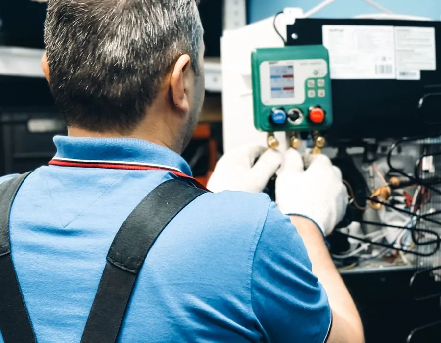 Técnico preparando a tubulação do ar-condicionado na obra